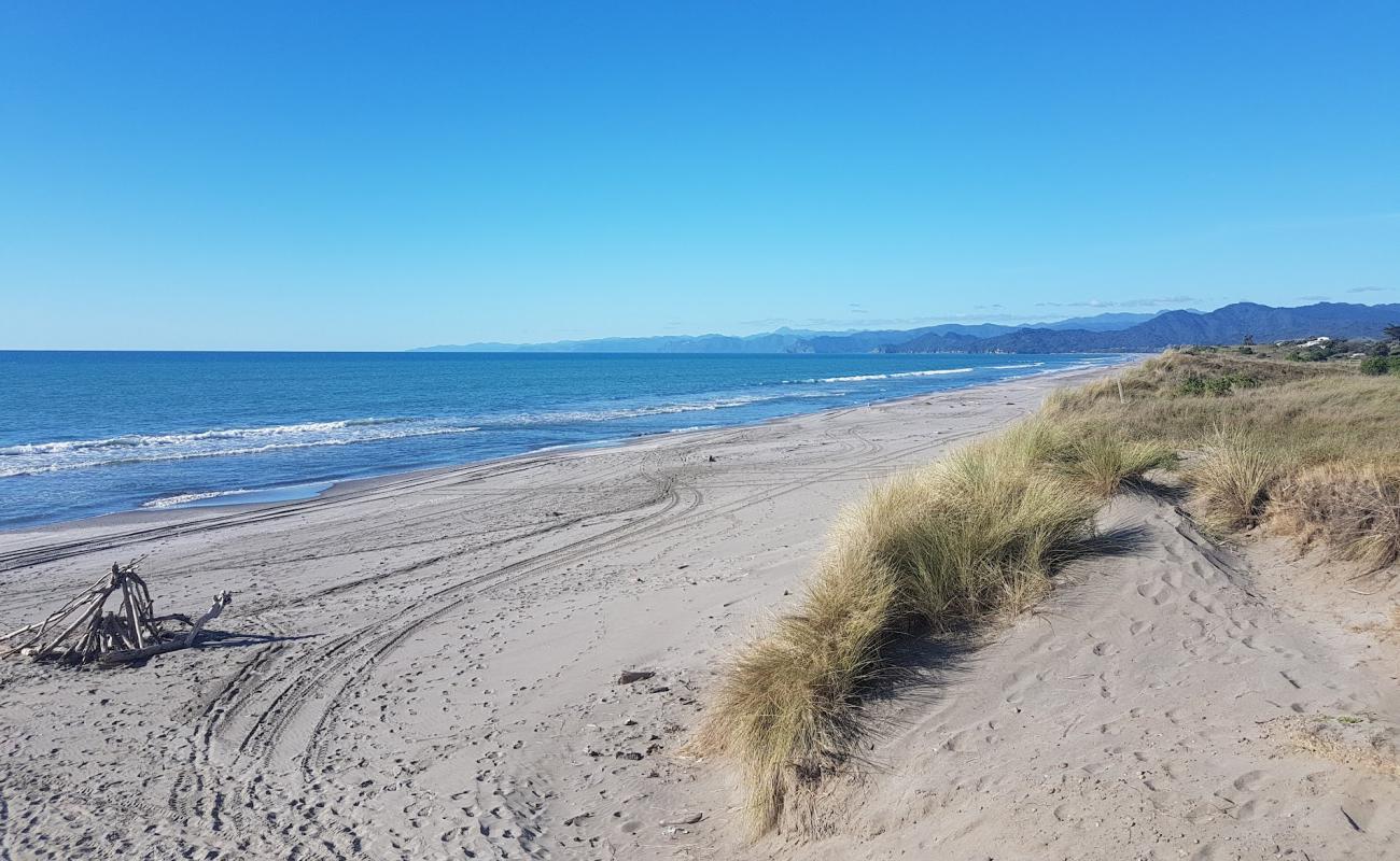 Hikuwai Beach'in fotoğrafı gri kum yüzey ile