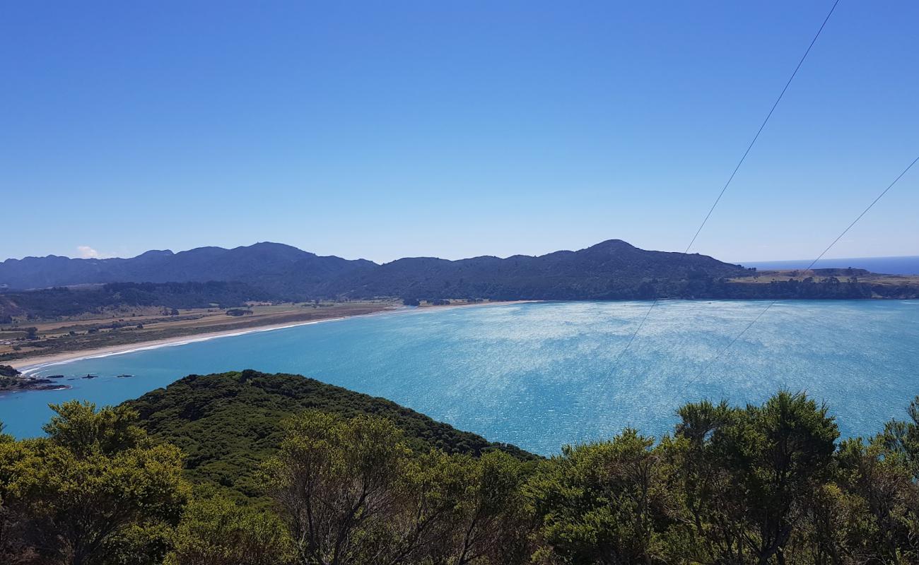 Hicks Bay'in fotoğrafı bej kum ve çakıl yüzey ile