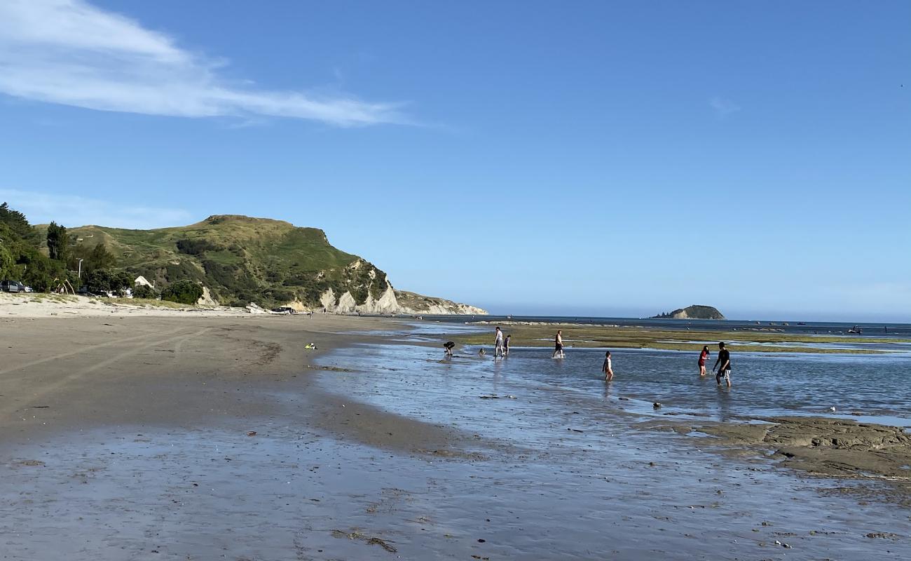 Kaiti Beach'in fotoğrafı açık bej kum yüzey ile