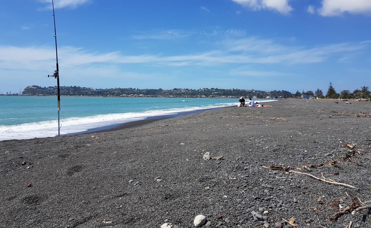 Westshore Beach'in fotoğrafı küçük gri çakıllar yüzey ile