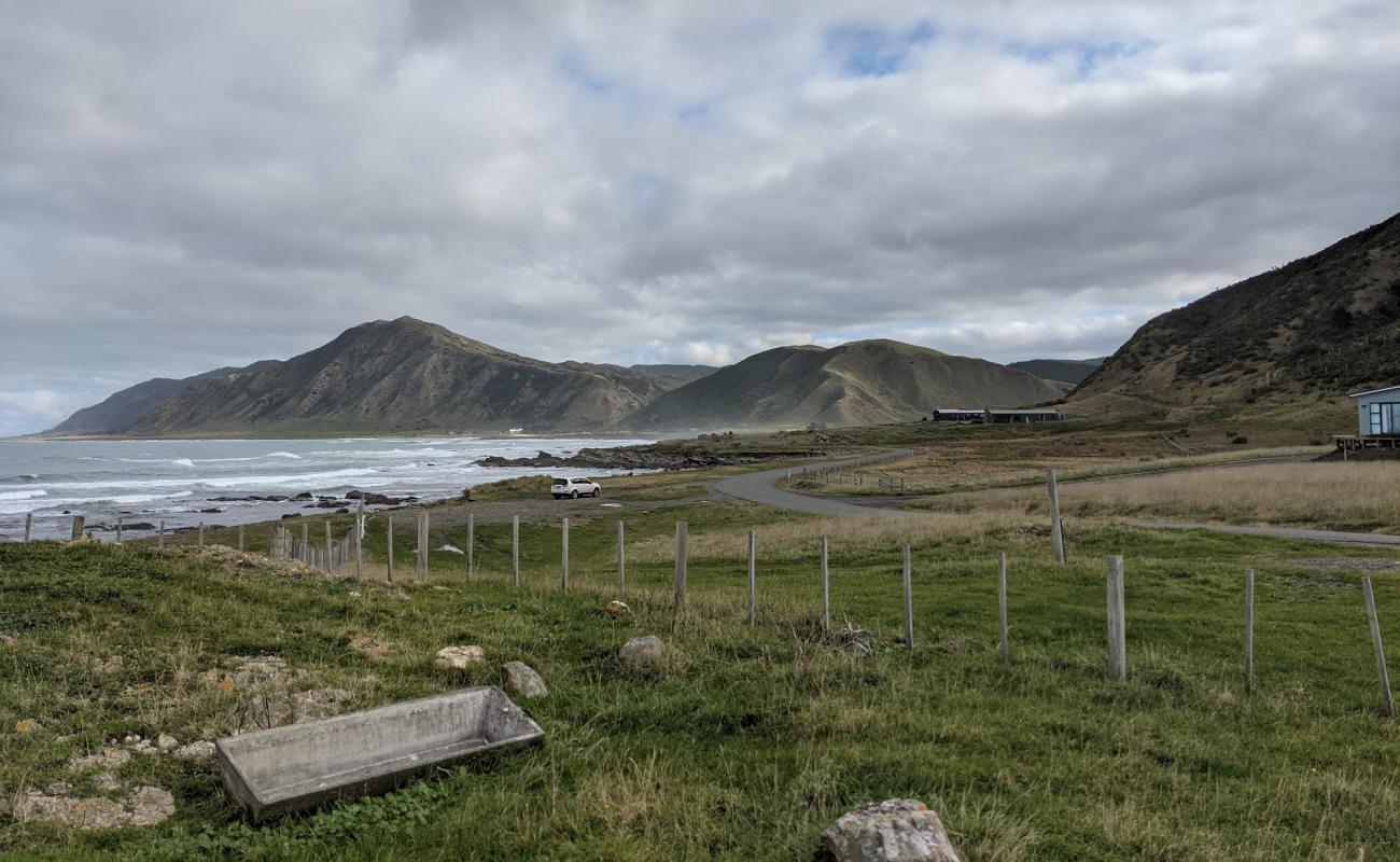 North Tora Beach'in fotoğrafı gri kum yüzey ile