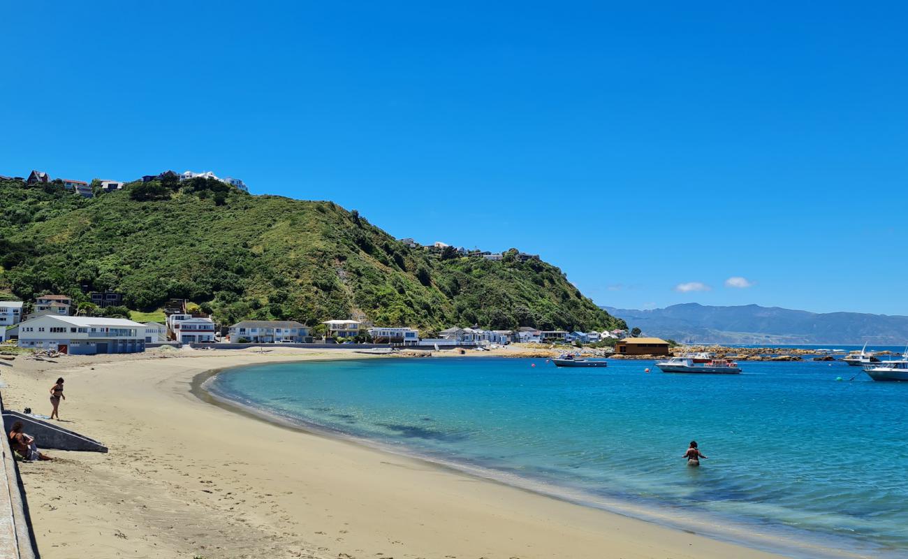 Island Bay Beach'in fotoğrafı gri kum yüzey ile
