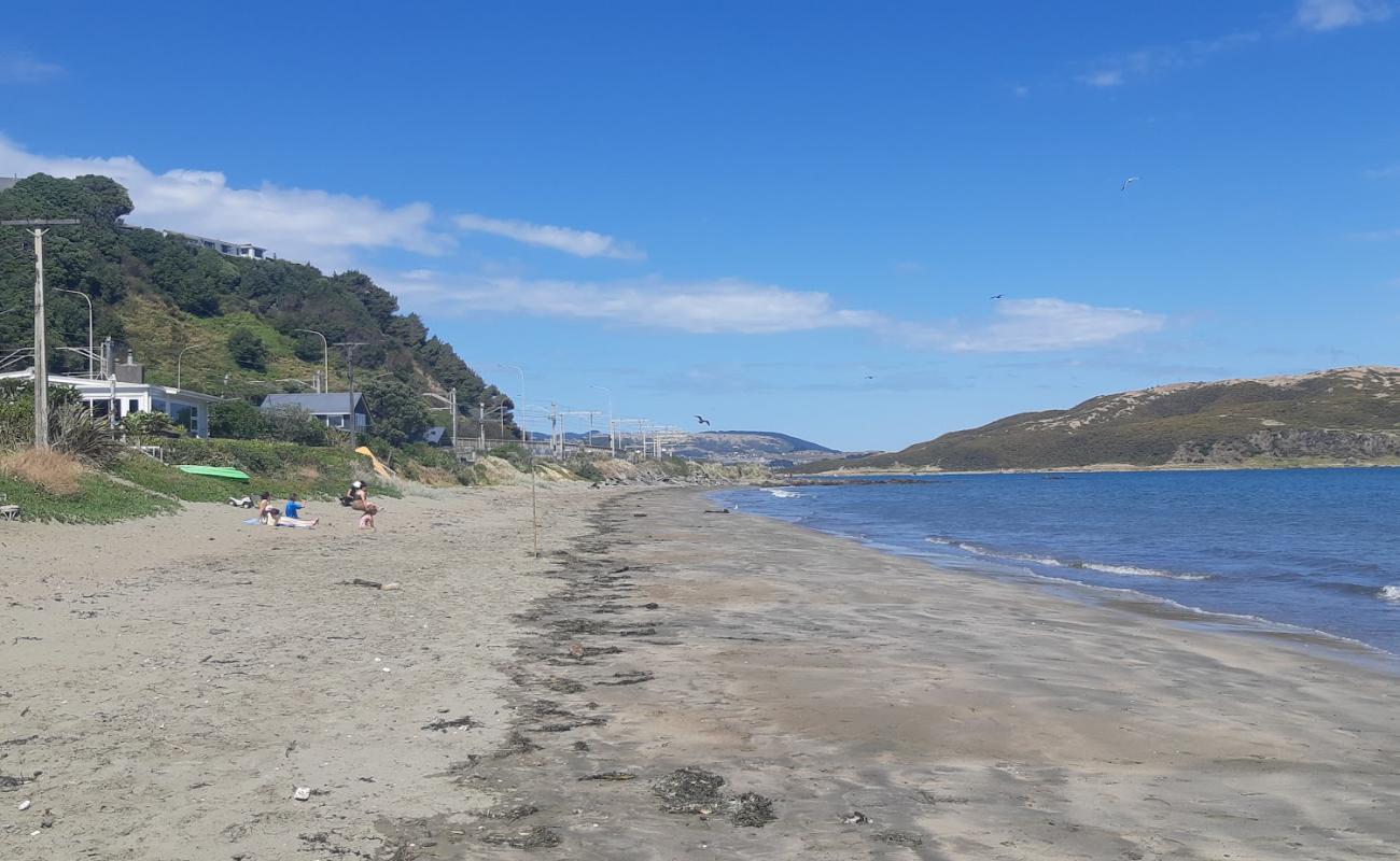 Plimmerton Beach'in fotoğrafı gri kum yüzey ile