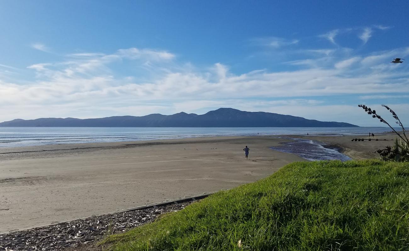 Raumati Beach'in fotoğrafı gri kum yüzey ile