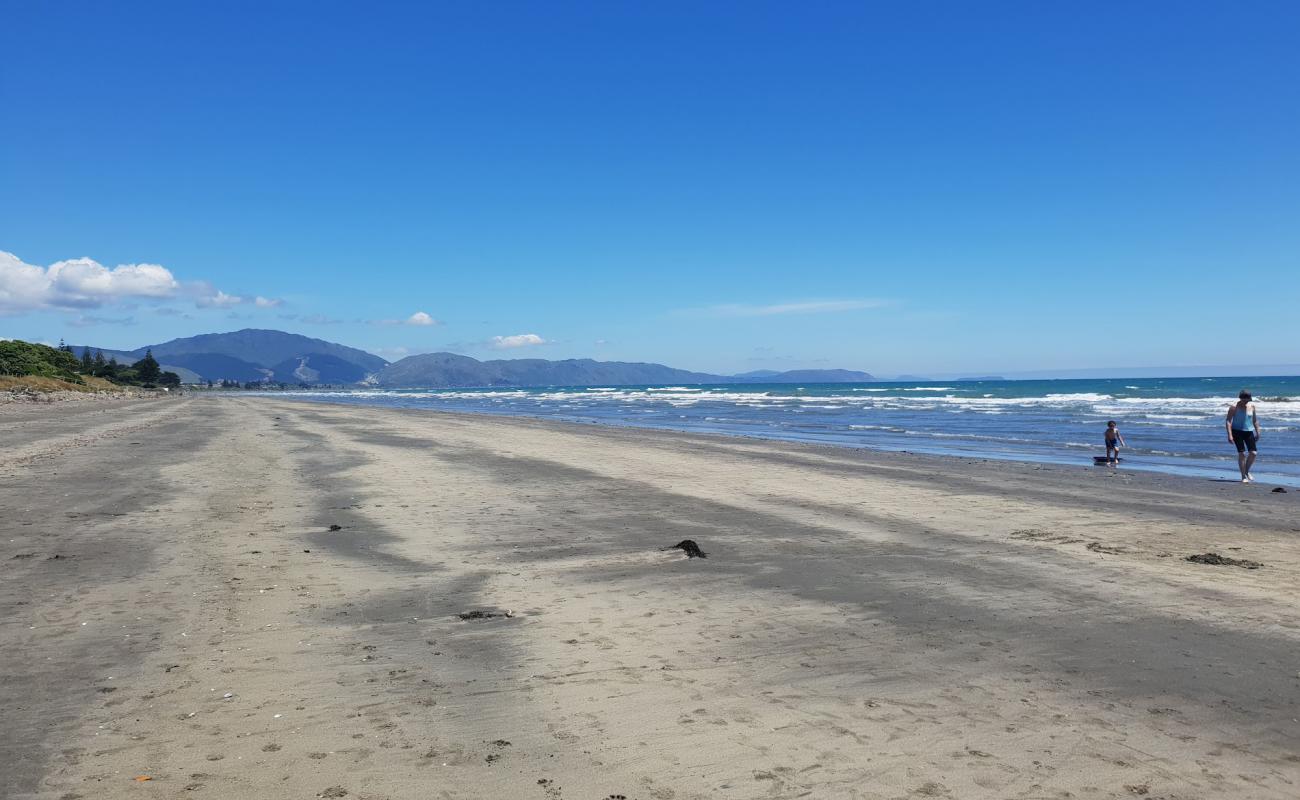 Paraparaumu Beach'in fotoğrafı gri kum yüzey ile