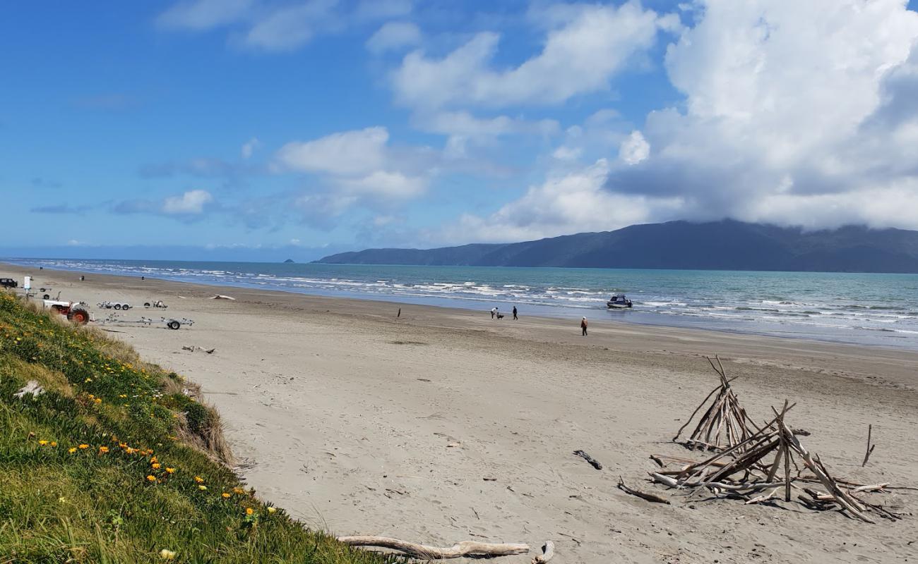 Waikanae Beach'in fotoğrafı gri kum yüzey ile