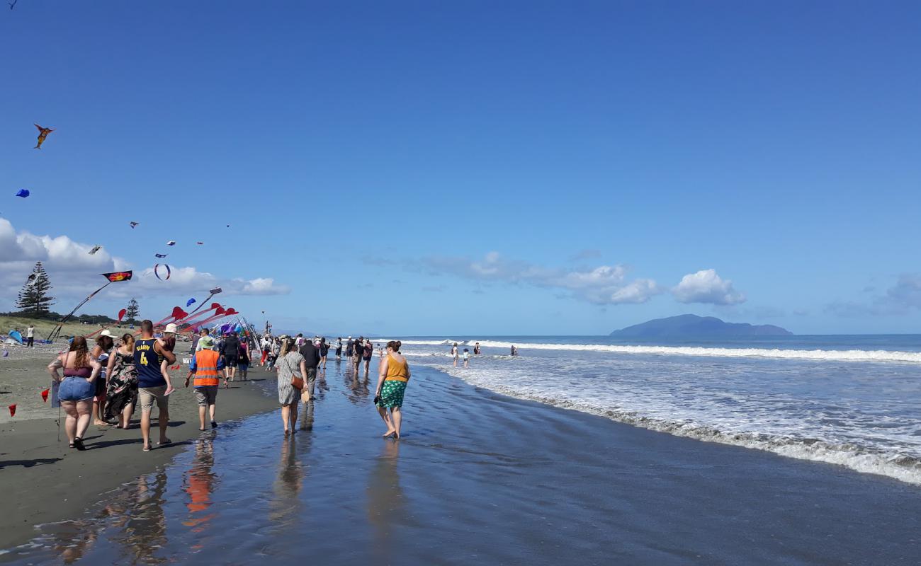 Otaki Beach'in fotoğrafı gri kum yüzey ile