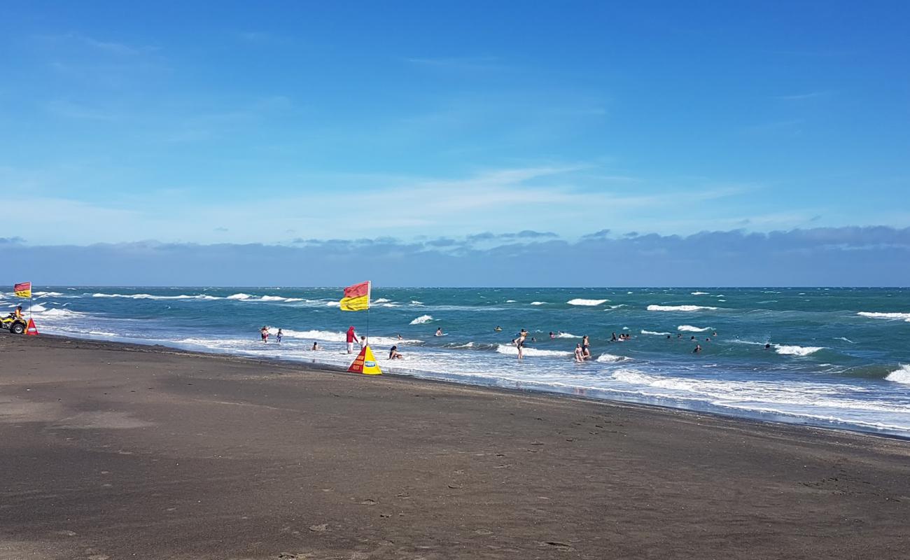 Castlecliff Beach'in fotoğrafı gri kum yüzey ile