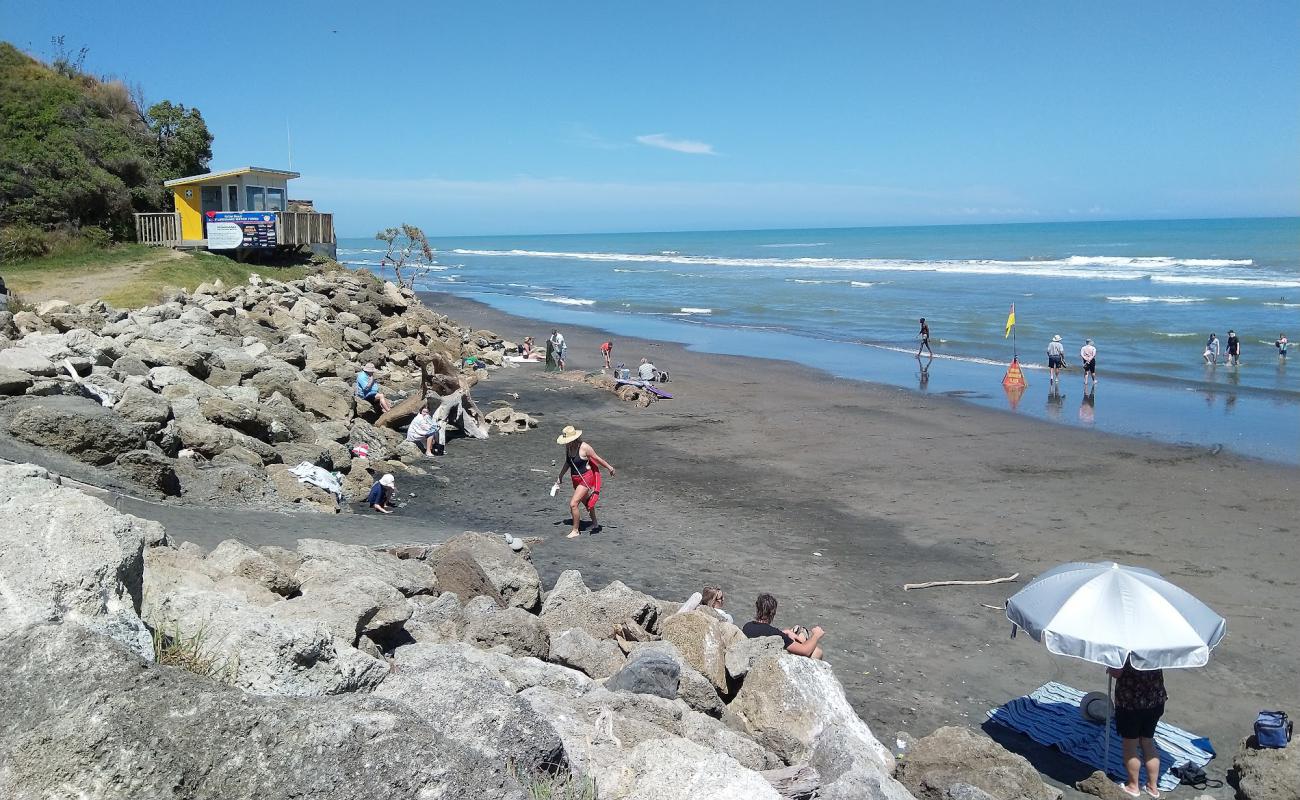 Mowhanau Beach'in fotoğrafı gri kum yüzey ile