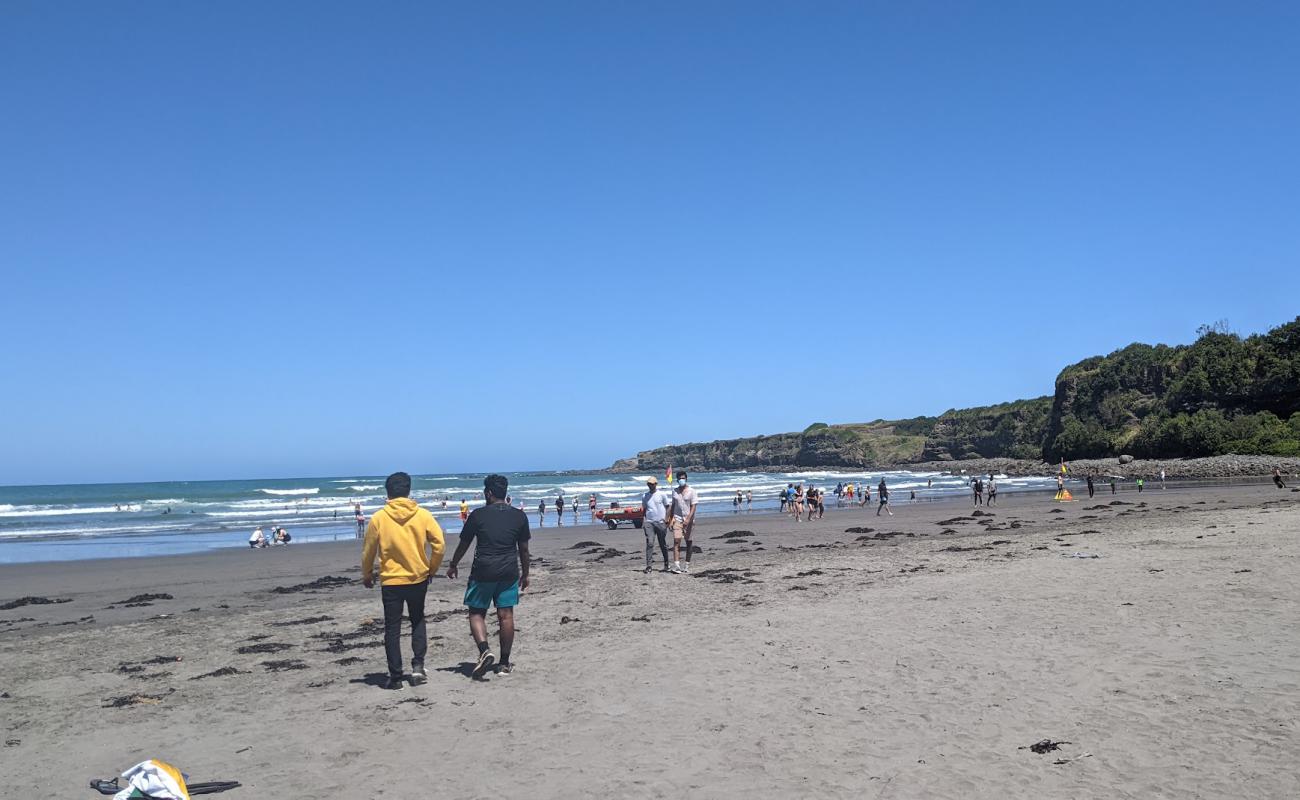 Opunake Beach'in fotoğrafı gri kum yüzey ile