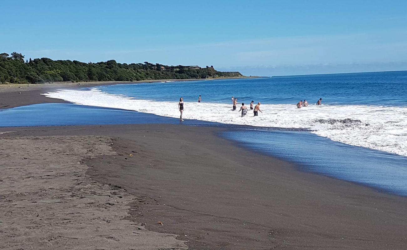 Oakura Beach'in fotoğrafı gri kum yüzey ile