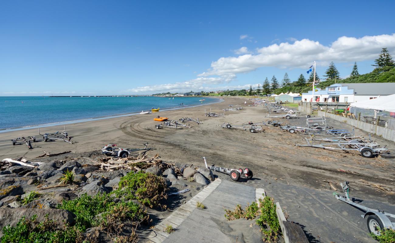 Ngamotu Beach'in fotoğrafı gri kum yüzey ile