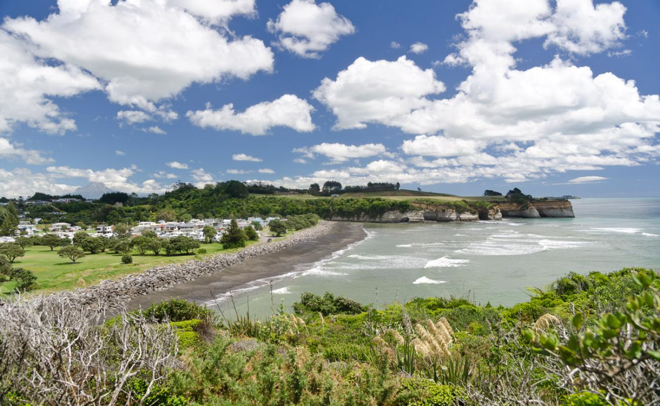 Urenui Beach'in fotoğrafı gri kum yüzey ile