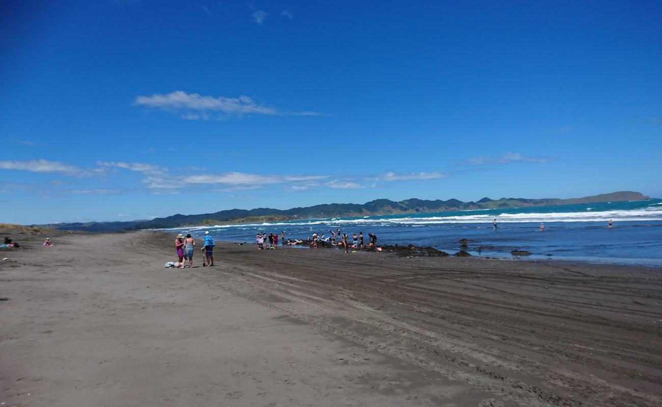 Kawhia Hot Water Beach'in fotoğrafı gri kum yüzey ile
