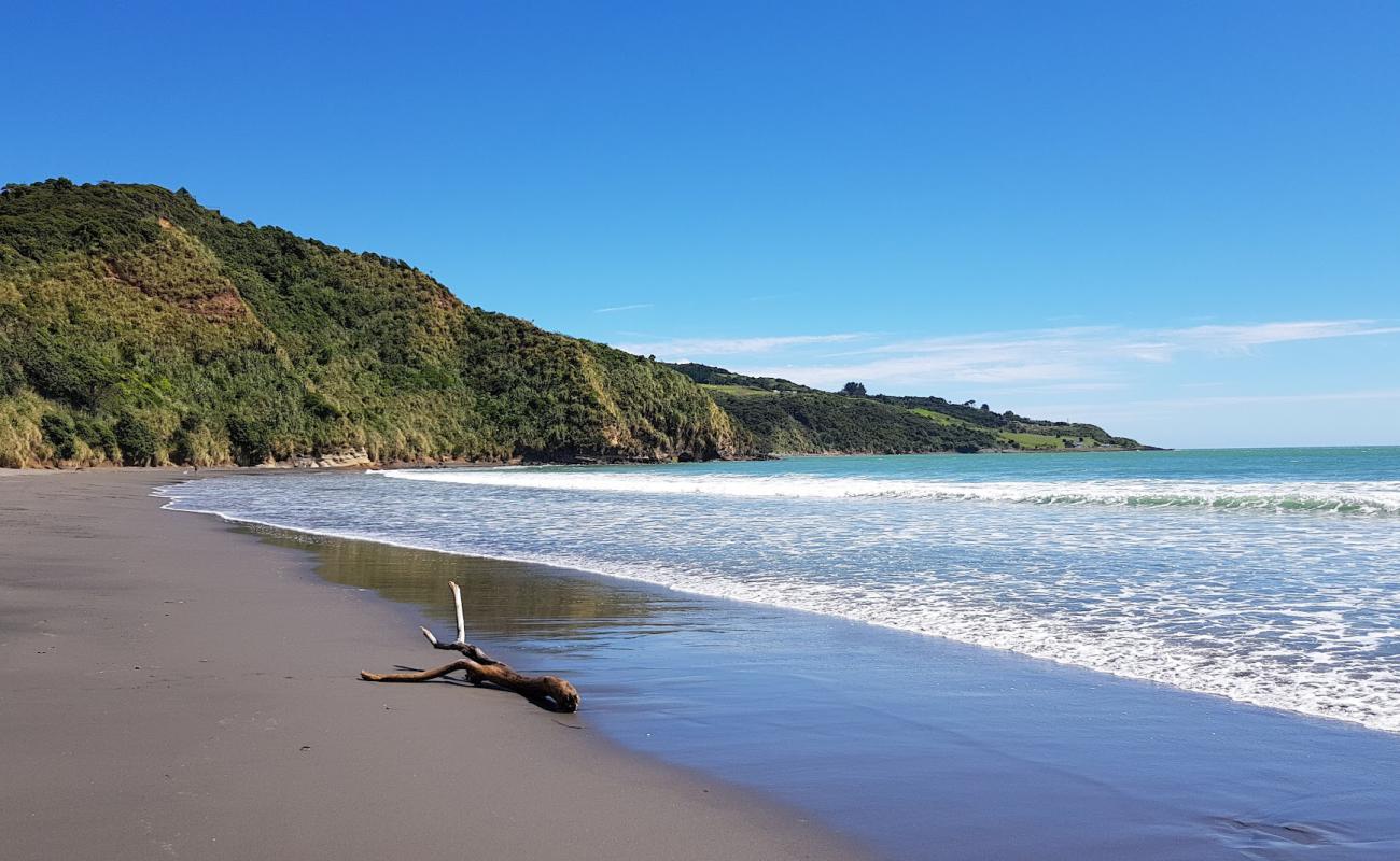 Ngarunui Beach'in fotoğrafı gri kum yüzey ile