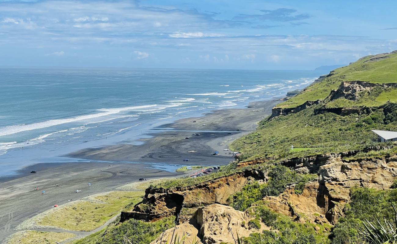 Karioitahi Beach'in fotoğrafı gri kum yüzey ile
