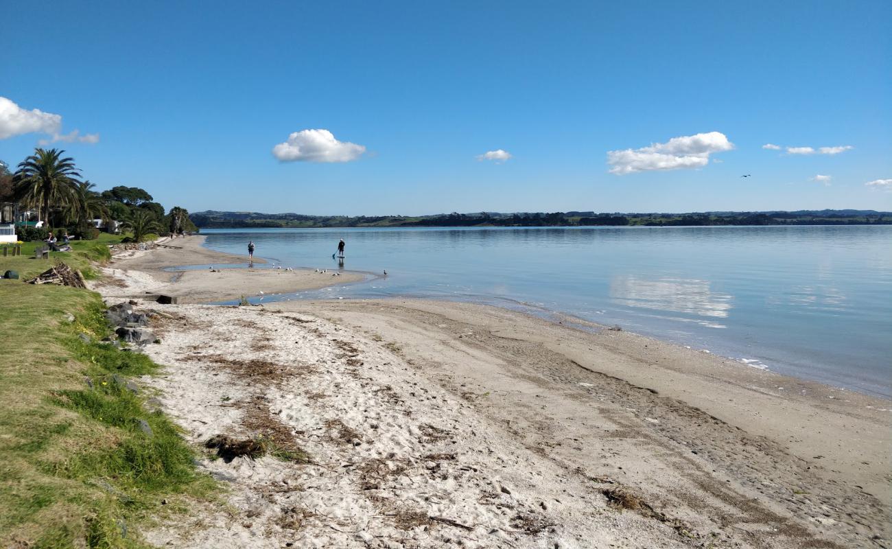 Clarks Beach'in fotoğrafı küçük bej çakıl yüzey ile
