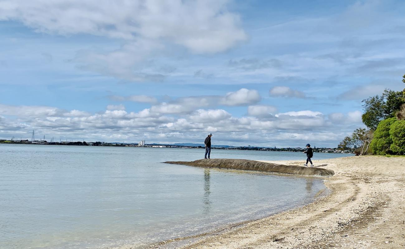 Taylors Bay'in fotoğrafı bej kum ve çakıl yüzey ile