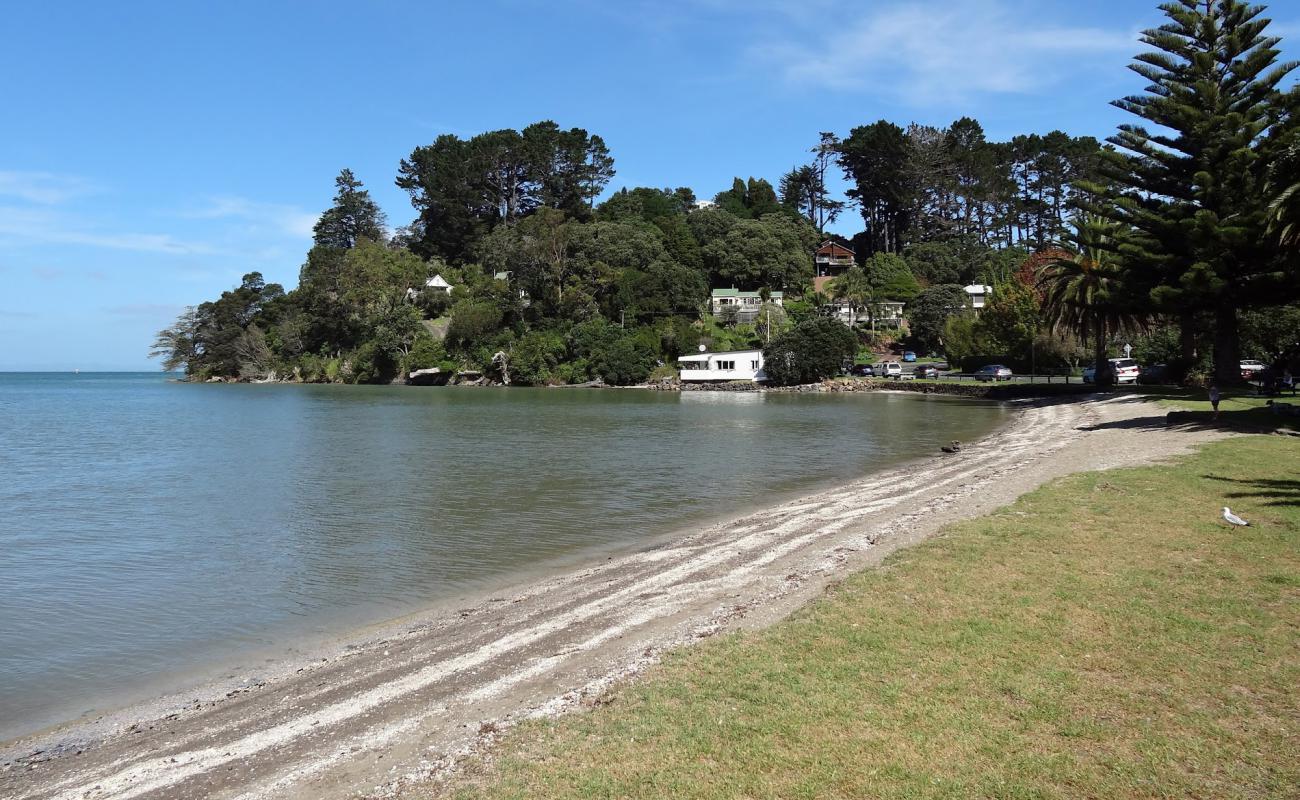 Laingholm Beach'in fotoğrafı bej kum ve çakıl yüzey ile