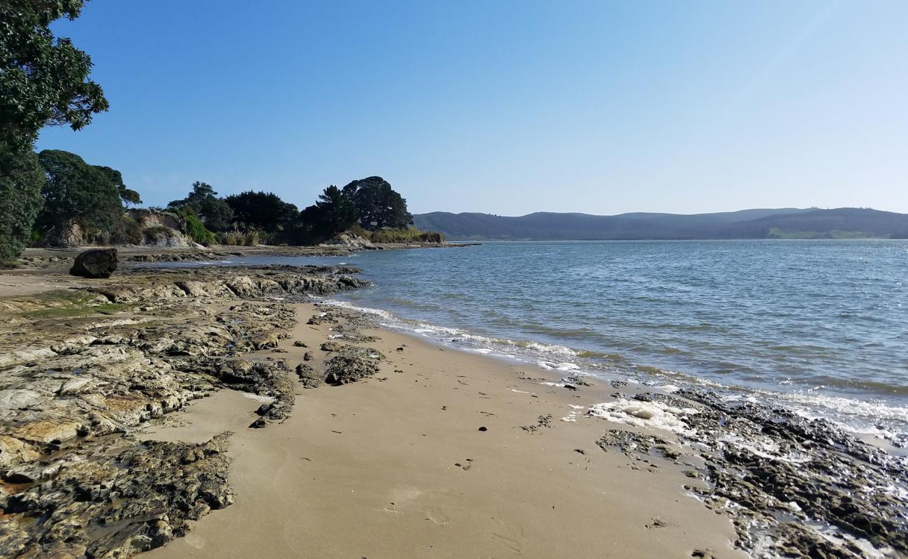 Koutu Beach'in fotoğrafı bej kum ve kayalar yüzey ile