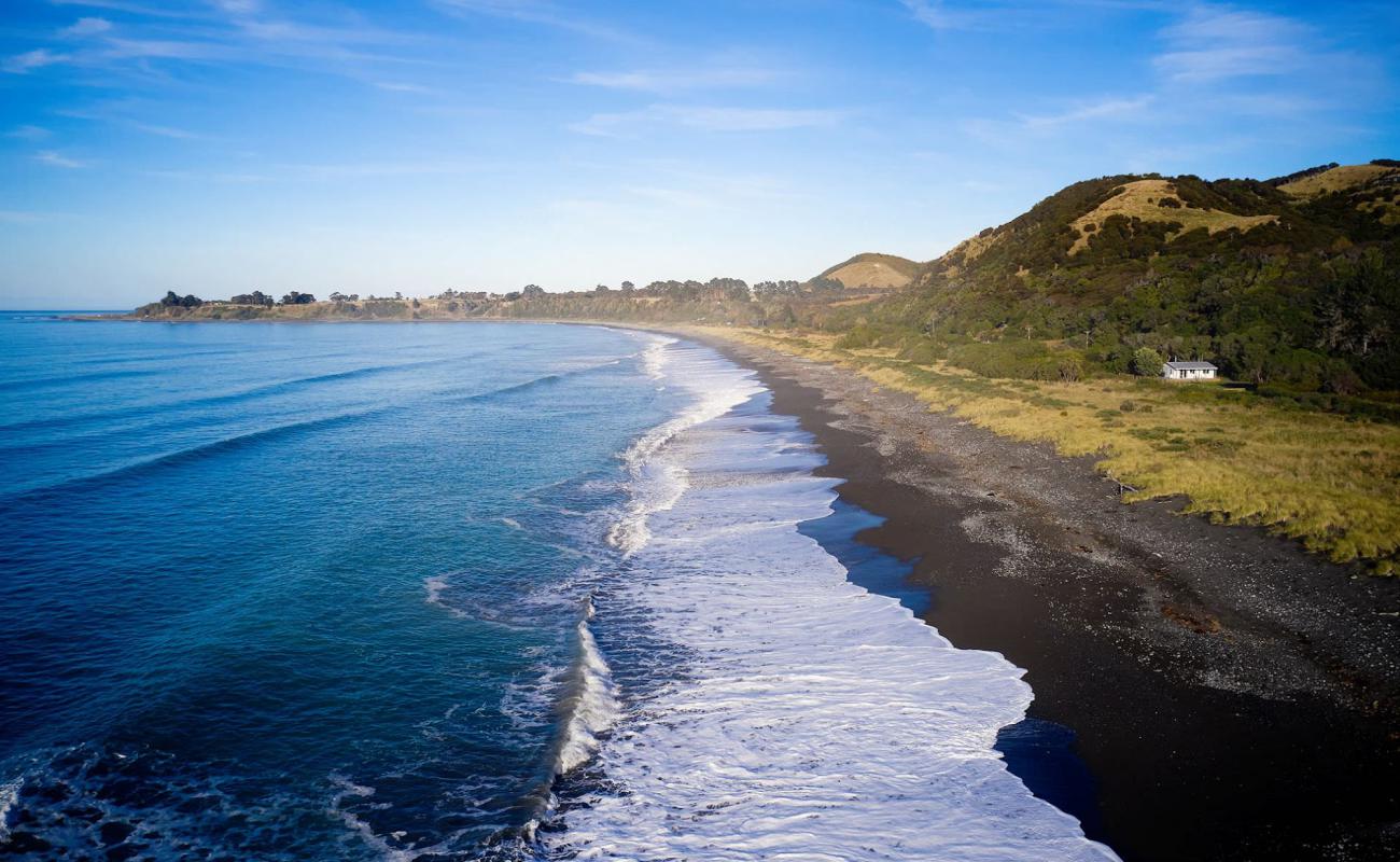 Half Moon Bay Beach'in fotoğrafı kahverengi çakıl yüzey ile