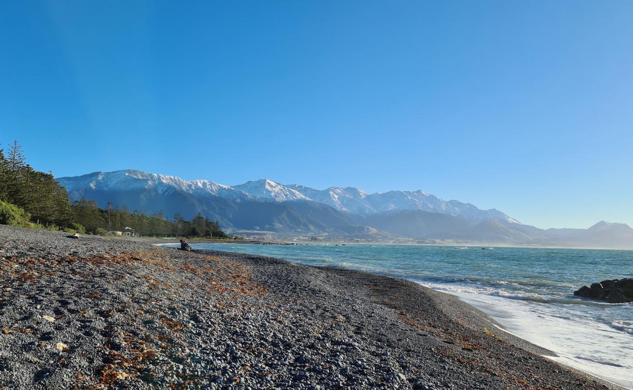 Kaikoura Beach'in fotoğrafı gri çakıl taşı yüzey ile