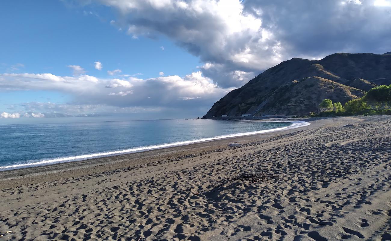 Luca's Beach'in fotoğrafı gri çakıl taşı yüzey ile