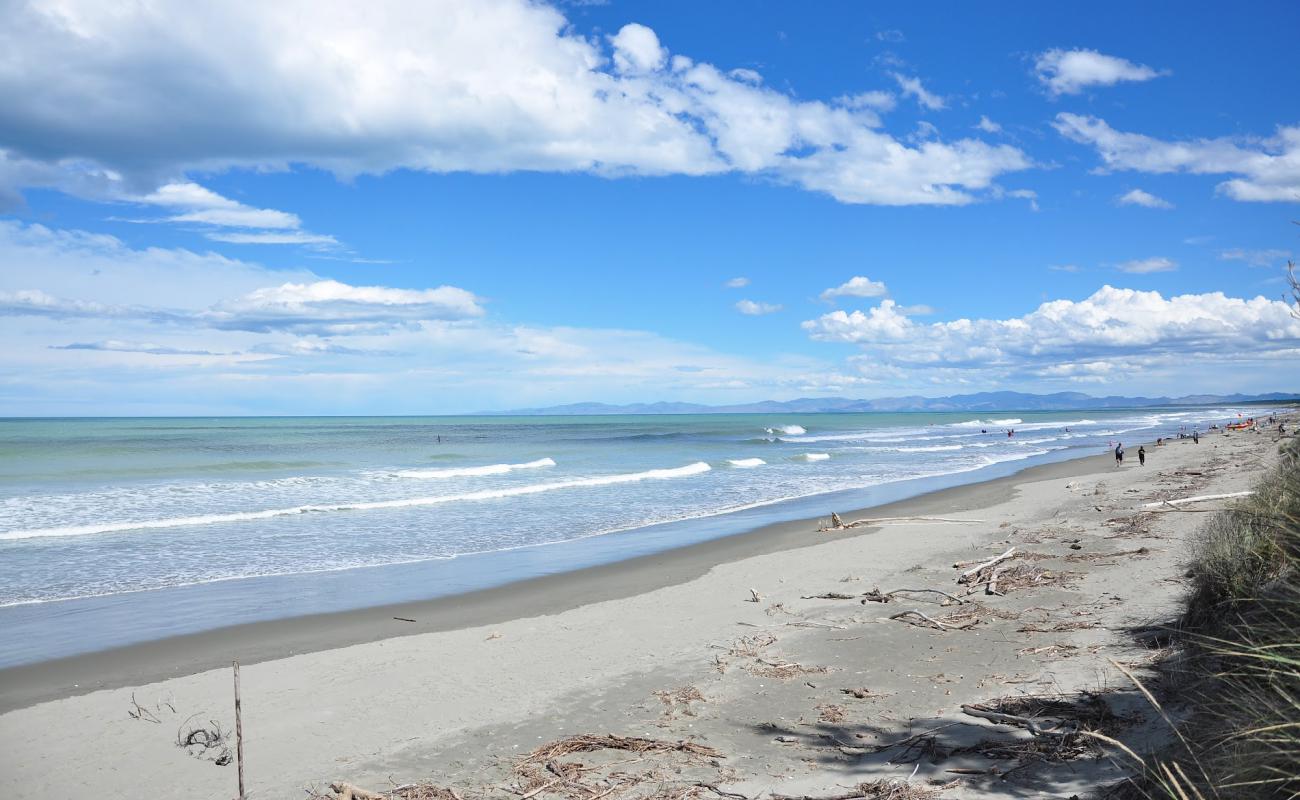 Waikuku Beach'in fotoğrafı parlak kum yüzey ile