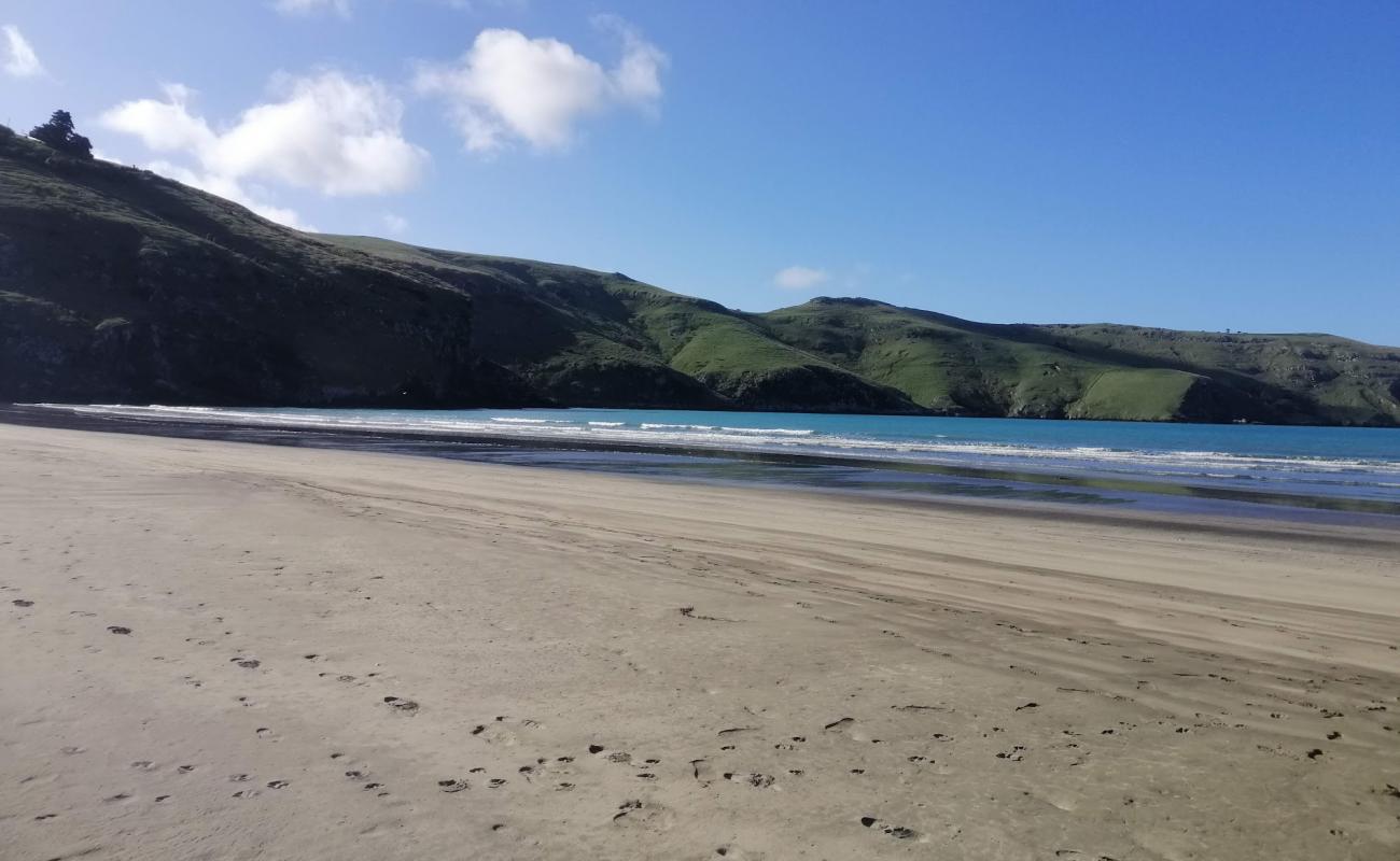Le Bons Bay Beach'in fotoğrafı açık bej kum yüzey ile