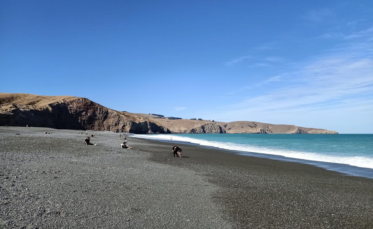 Birdlings Flat Beach'in fotoğrafı gri çakıl taşı yüzey ile