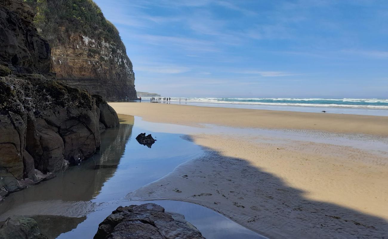 Waipati Beach'in fotoğrafı i̇nce bej kum yüzey ile