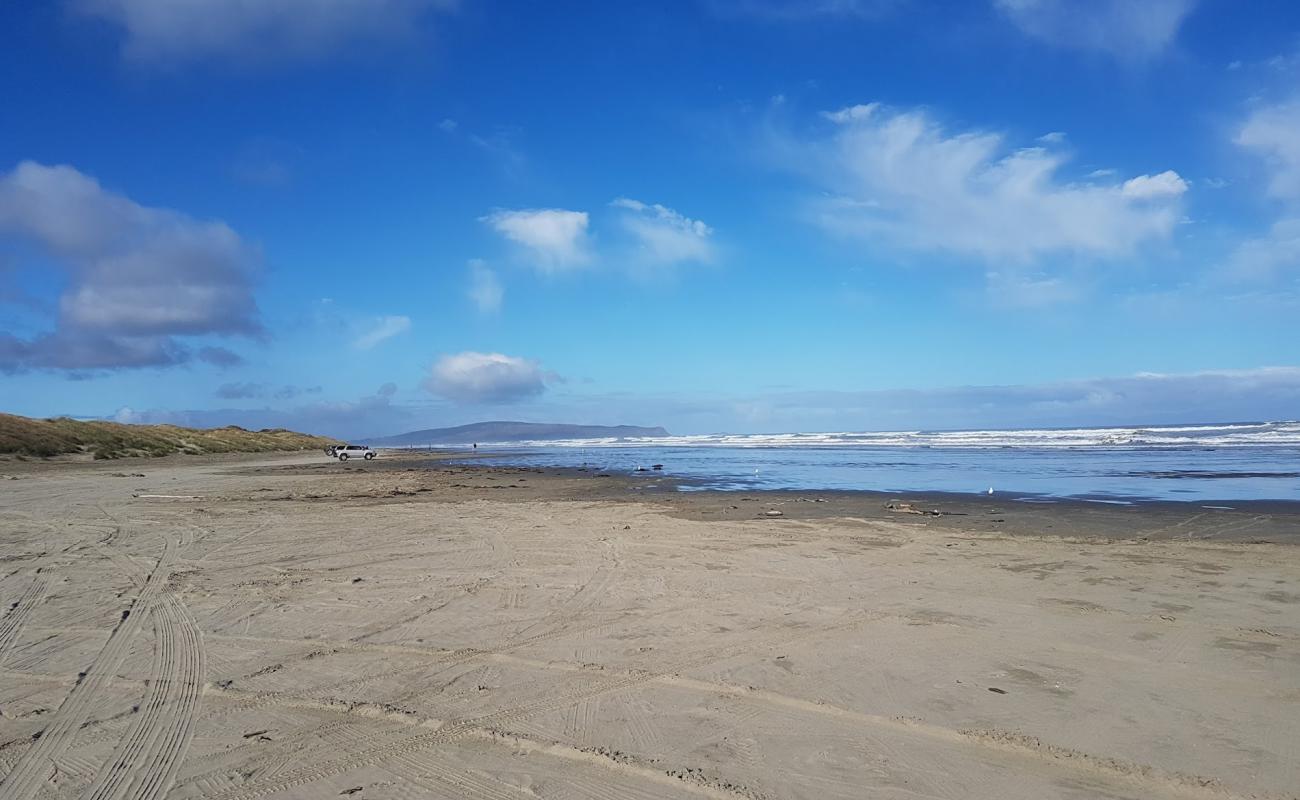 Oreti Beach'in fotoğrafı parlak kum yüzey ile