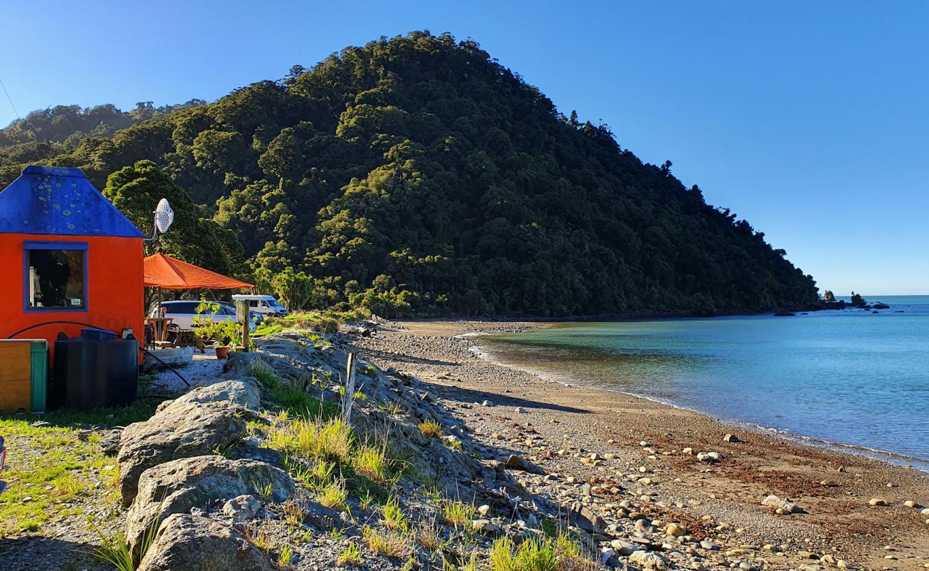 Neils Beach'in fotoğrafı siyah kum ve çakıl yüzey ile