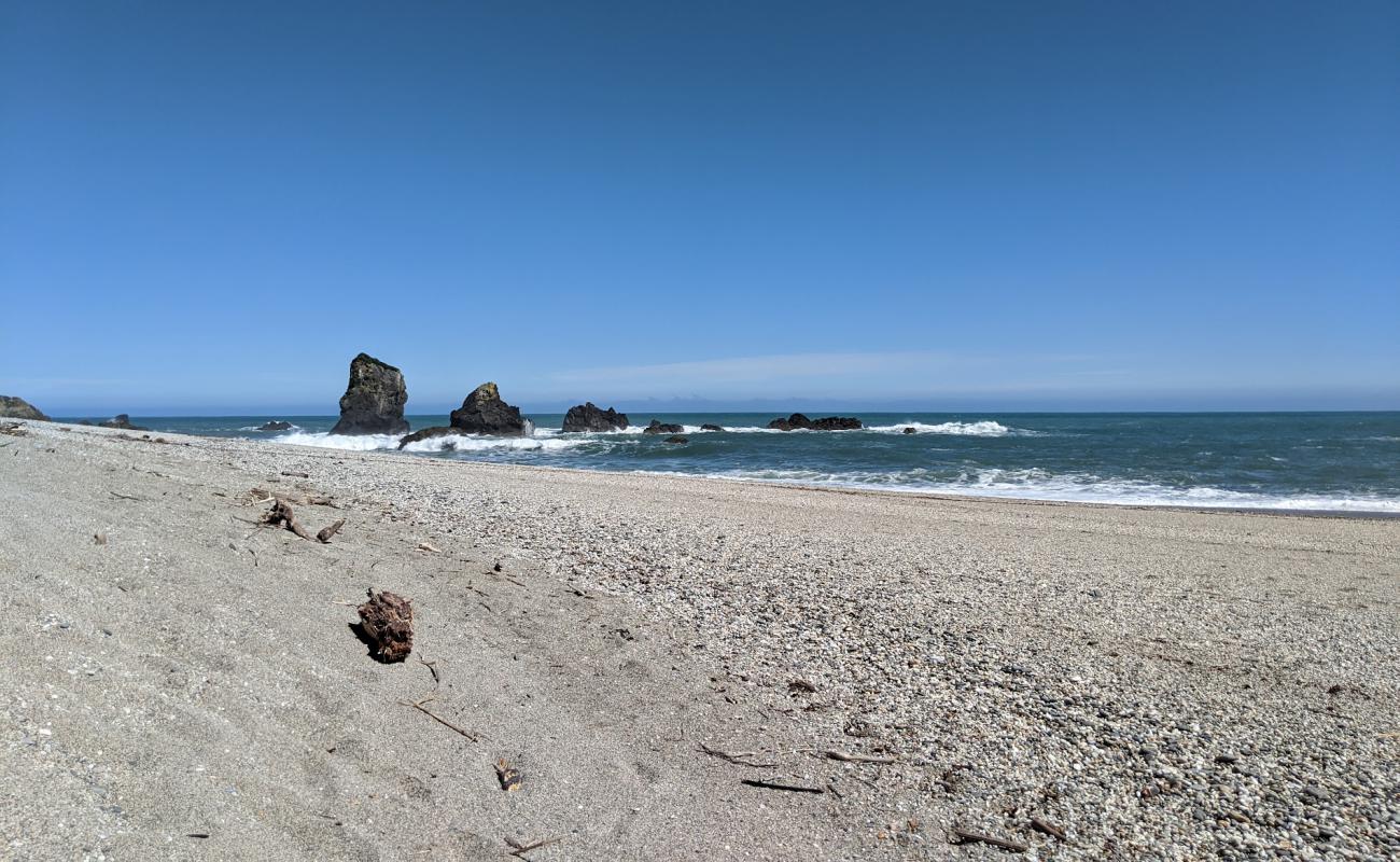 Monro Beach'in fotoğrafı gri ince çakıl taş yüzey ile