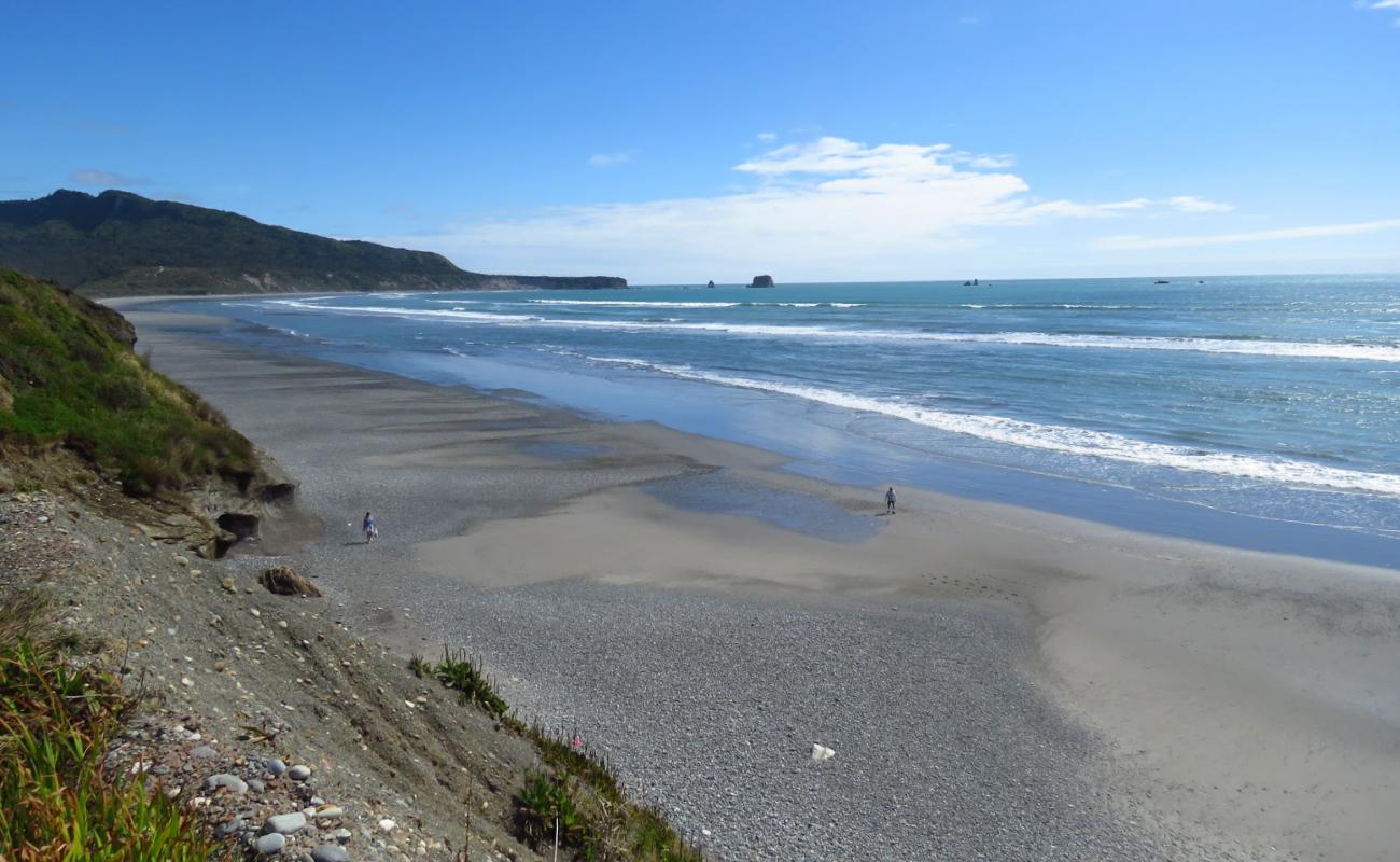 Hokitika Beach'in fotoğrafı bej kum ve çakıl yüzey ile