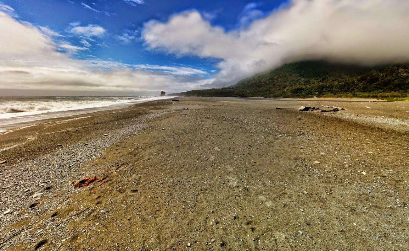 Punakaiki Beach'in fotoğrafı siyah kum ve çakıl yüzey ile