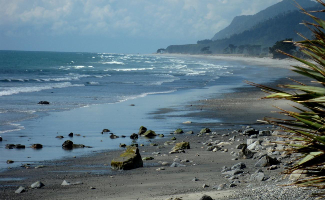 Kawatiri Beach'in fotoğrafı parlak kum yüzey ile