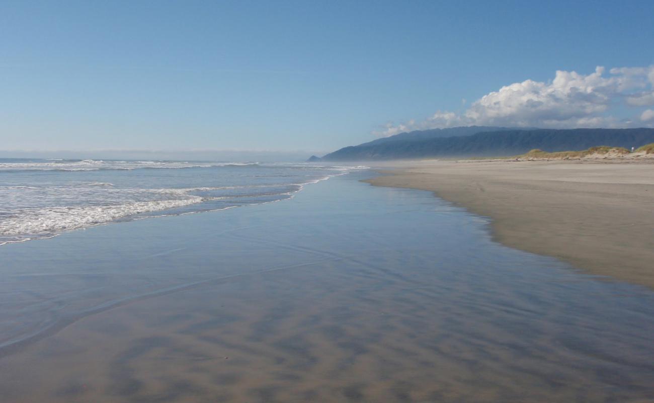 Karamea Beach'in fotoğrafı parlak kum yüzey ile