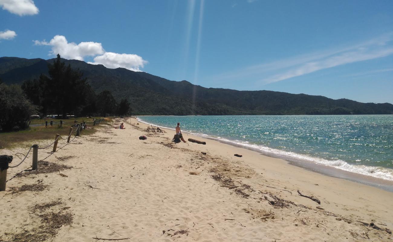 Sandy Bay Beach'in fotoğrafı açık bej kum yüzey ile