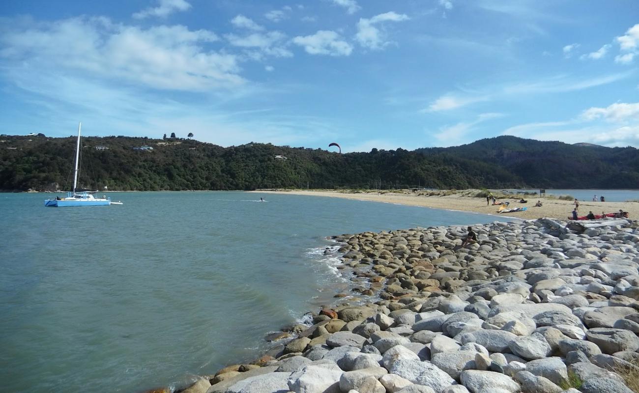 Sandy Bay Beach I'in fotoğrafı parlak ince kum yüzey ile