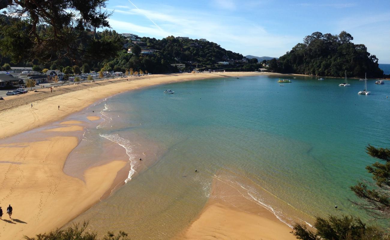 Kaiteriteri Beach'in fotoğrafı parlak ince kum yüzey ile