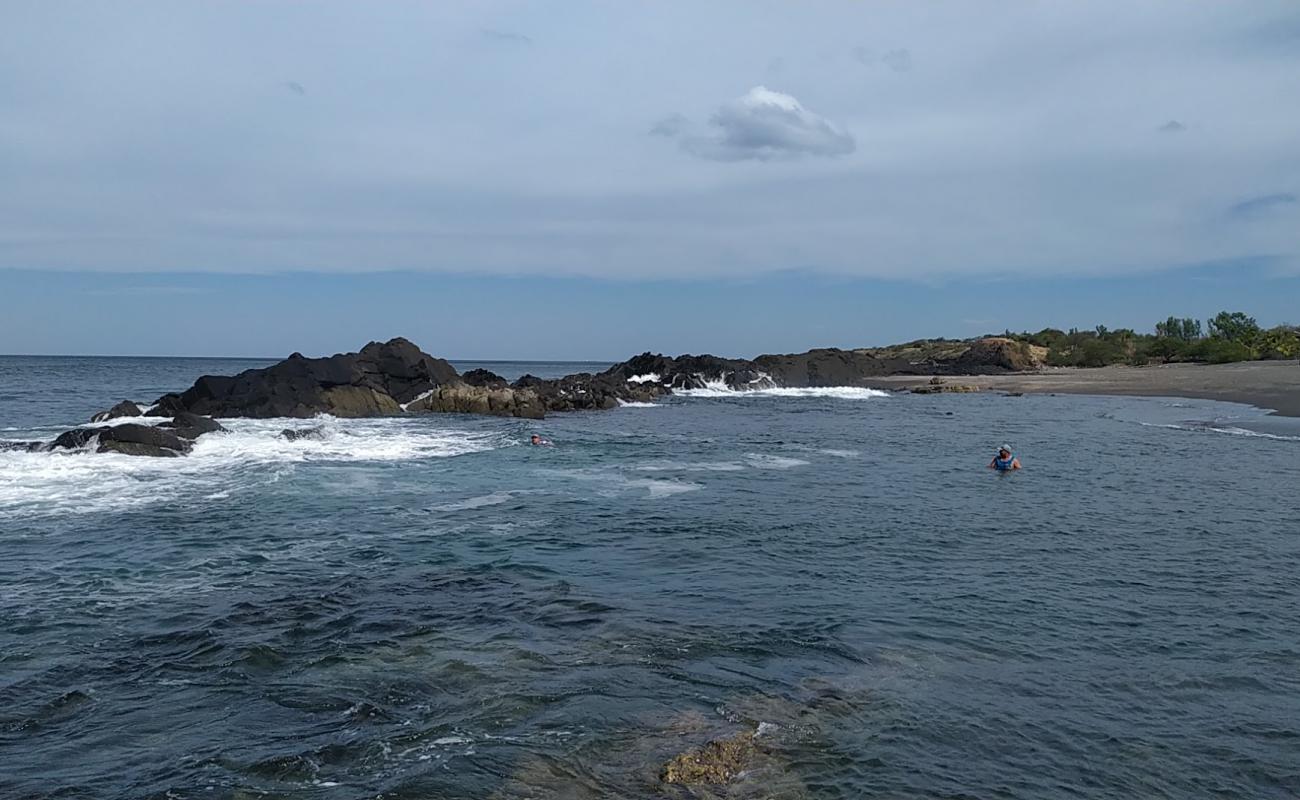 La Mona beach'in fotoğrafı taşlı kum yüzey ile