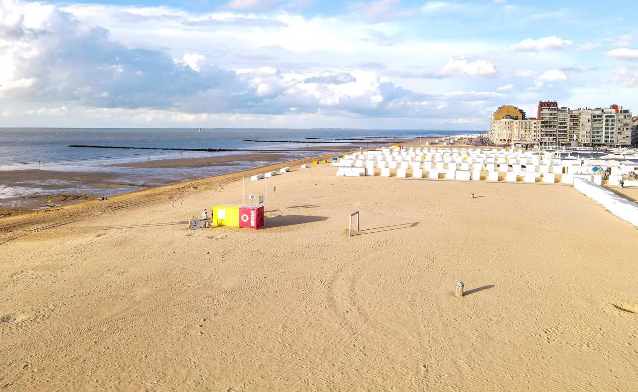 Knokke Strand'in fotoğrafı parlak kum yüzey ile