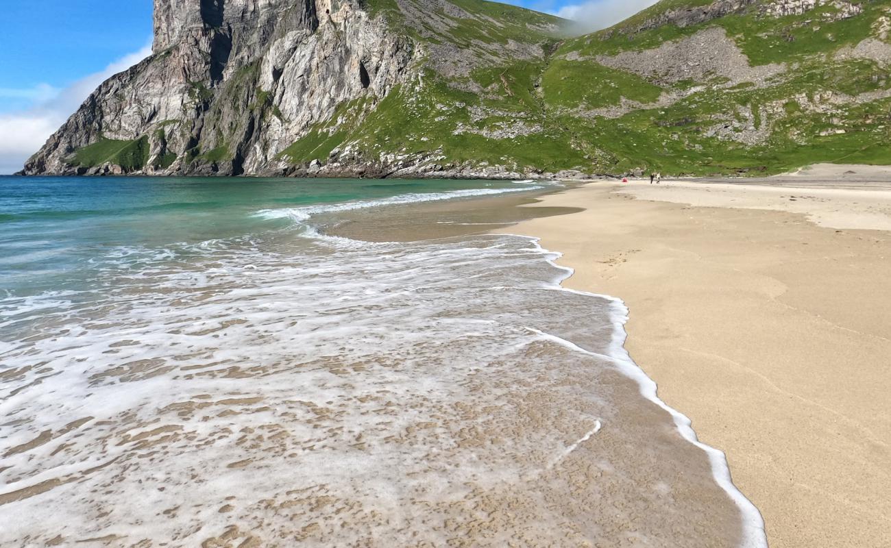 Kvalvika Plajı'in fotoğrafı açık bej kum yüzey ile