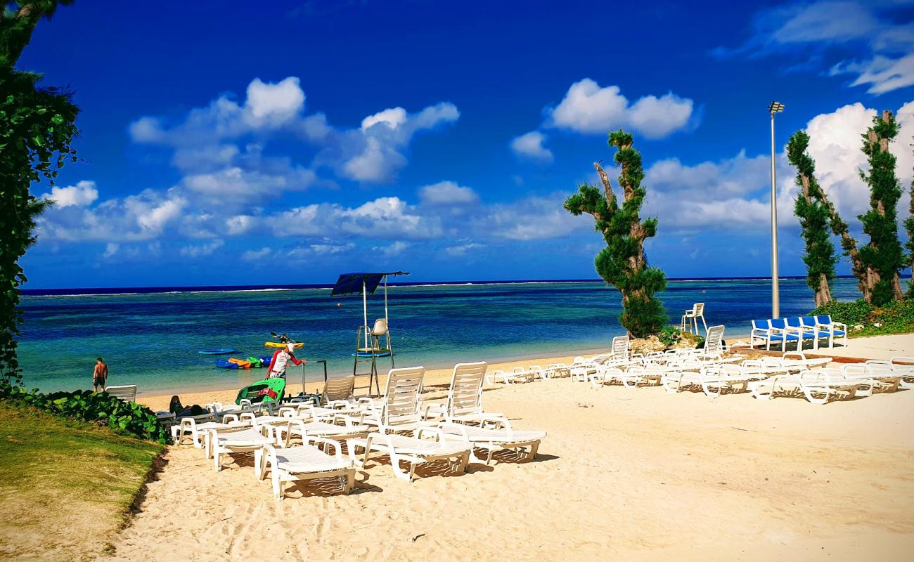 Pacific islands Club'in fotoğrafı açık bej kum yüzey ile