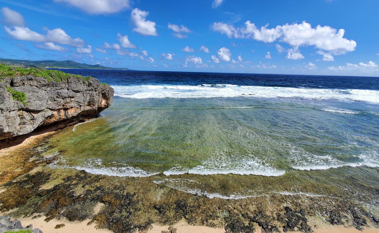 Marine Beach'in fotoğrafı bej kum ve kayalar yüzey ile