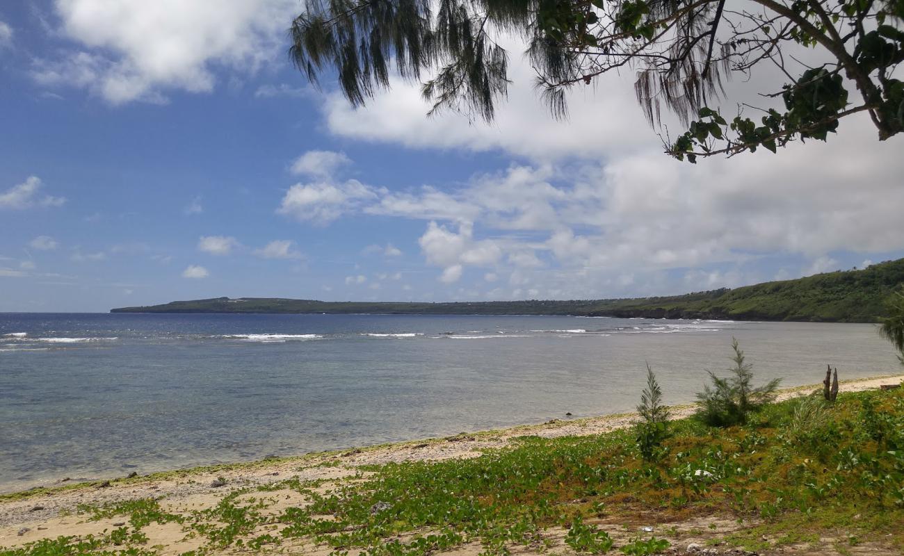 Laulau Beach'in fotoğrafı bej çakıl yüzey ile