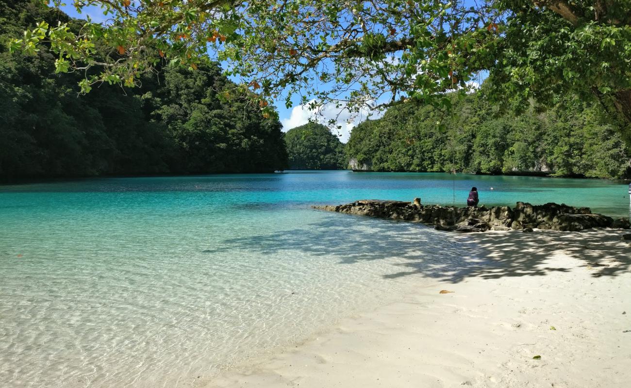 Ngchus Beach'in fotoğrafı beyaz kum yüzey ile