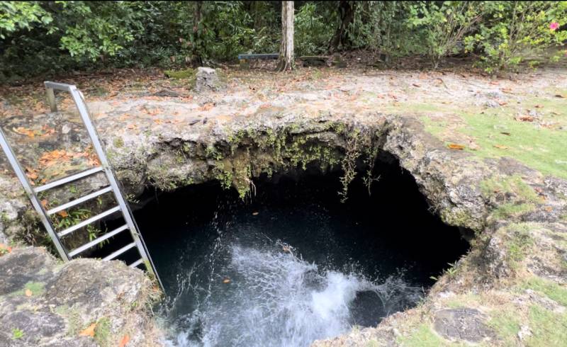 Ngermelt Swimming Hole'in fotoğrafı beton kaplı yüzey yüzey ile