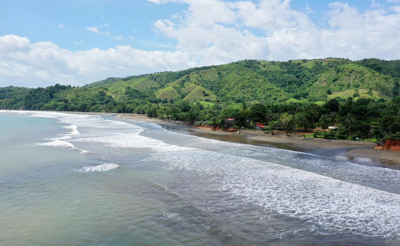 Torio Beach'in fotoğrafı siyah kum ve çakıl yüzey ile